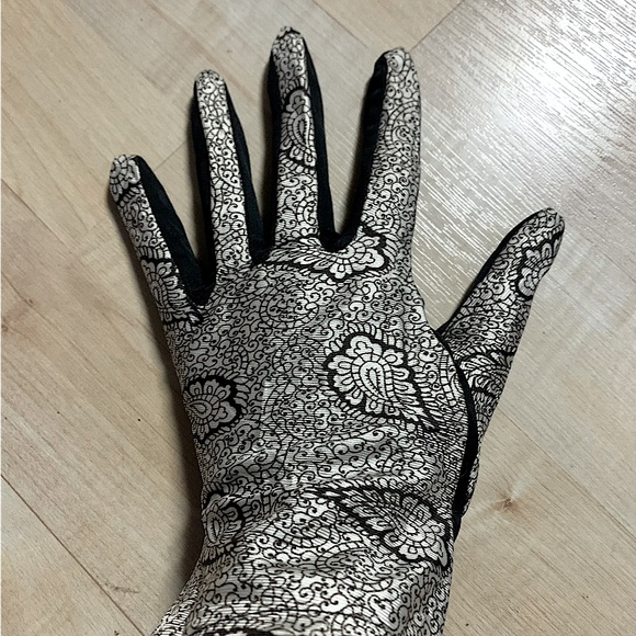 Vintage Black and White Paisley Gloves. - Picture 3 of 5